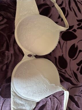 Victoria's Secret white Lace Bra with Smooth Molded Cups